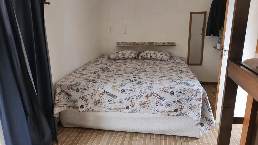 Quarto com cama de casal na Pousada do Léo